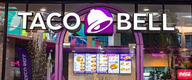 PHUKET, THAILAND - 22 Mayıs 2025: Phuket, Tayland 'daki Taco Bell restoranı