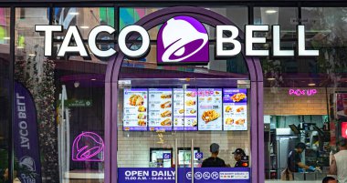 PHUKET, THAILAND - 22 Mayıs 2025: Phuket, Tayland 'daki Taco Bell restoranı