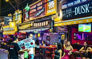 PHUKET, THAILAND - 20 Mayıs 2025: Bangla Yolu Patong, Phuket, Tayland 'ın canlı gece hayatı merkezi