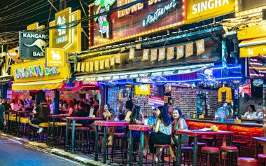 PHUKET, THAILAND - 20 Mayıs 2025: Bangla Yolu Patong, Phuket, Tayland 'ın canlı gece hayatı merkezi