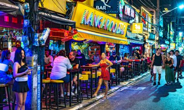 PHUKET, THAILAND - 20 Mayıs 2025: Bangla Yolu Patong, Phuket, Tayland 'ın canlı gece hayatı merkezi