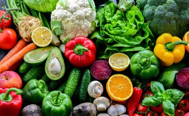 Taze çiğ sebze ve meyve. Vejetaryen diyetinin içeriği.