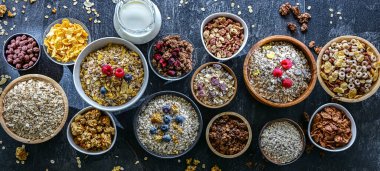 Farklı kahvaltılık gevrek ürünleri içeren kompozisyon