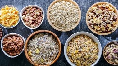 Farklı kahvaltılık gevrek ürünleri içeren kompozisyon