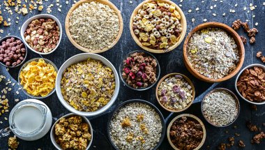 Farklı kahvaltılık gevrek ürünleri içeren kompozisyon