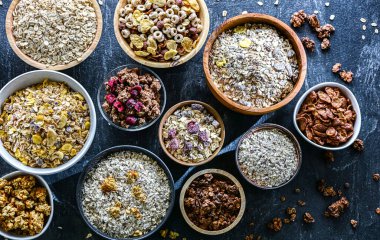 Farklı kahvaltılık gevrek ürünleri içeren kompozisyon