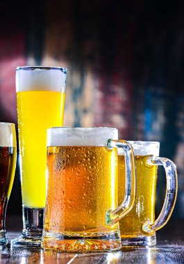 Gözlük ile farklı tür-in bira.