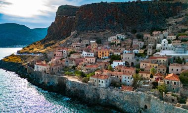 Yunanistan 'ın Laconia kentindeki Monemvasia kentinin havadan görünüşü.