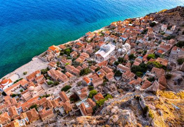 Yunanistan 'ın Laconia kentindeki Monemvasia kentinin havadan görünüşü.