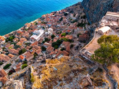 Yunanistan 'ın Laconia kentindeki Monemvasia kentinin havadan görünüşü.