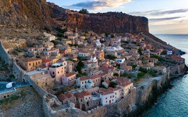 Yunanistan 'ın Laconia kentindeki Monemvasia kentinin havadan görünüşü.