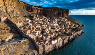 Yunanistan 'ın Laconia kentindeki Monemvasia kentinin havadan görünüşü.