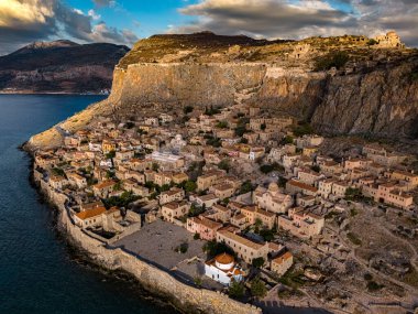 Yunanistan 'ın Laconia kentindeki Monemvasia kentinin havadan görünüşü.