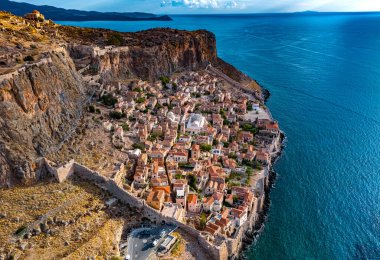 Yunanistan 'ın Laconia kentindeki Monemvasia kentinin havadan görünüşü.