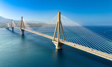 Yunanistan 'ın Patras kenti yakınlarındaki Korint Körfezi üzerindeki RioAntirrio Köprüsü