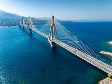 Yunanistan 'ın Patras kenti yakınlarındaki Korint Körfezi üzerindeki RioAntirrio Köprüsü