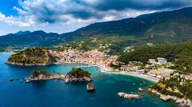 Yunanistan 'ın Epirus kentindeki Preveza bölgesindeki Parga' nın hava manzarası.