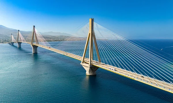 Yunanistan 'ın Patras kenti yakınlarındaki Korint Körfezi üzerindeki RioAntirrio Köprüsü