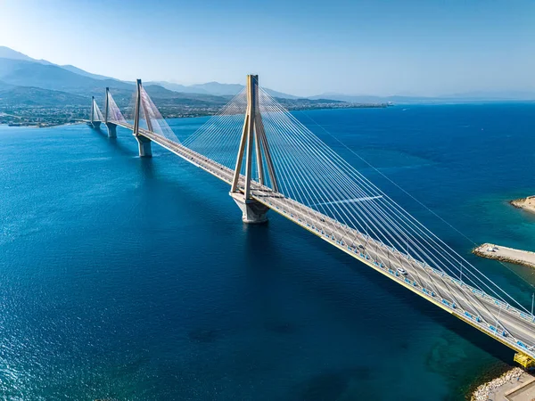 Yunanistan 'ın Patras kenti yakınlarındaki Korint Körfezi üzerindeki RioAntirrio Köprüsü