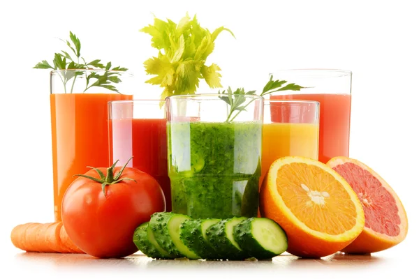 Очки со свежими органическими овощными и фруктовыми соками на белом — стоковое фото