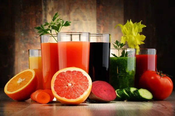 Glasögon med färska ekologiska grönsaker och frukt juice — Stockfoto