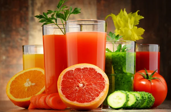 Glasögon med färska ekologiska grönsaker och frukt juice — Stockfoto