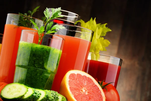 眼镜与新鲜有机蔬菜和水果果汁 — 图库照片