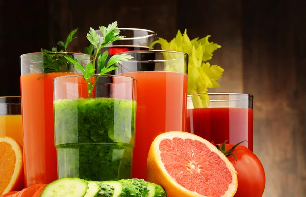 Vasos con jugos orgánicos frescos de frutas y verduras — Foto de Stock