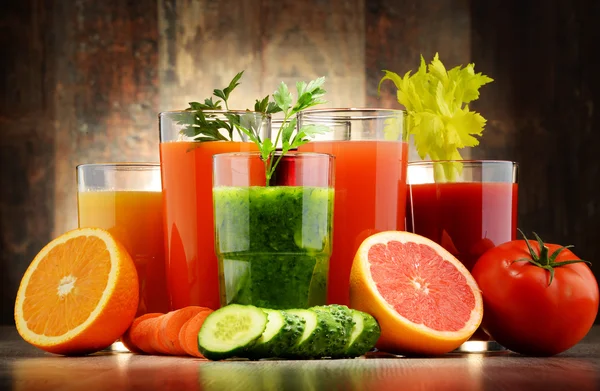 Glasses with fresh organic vegetable and fruit juices — Stock Photo, Image