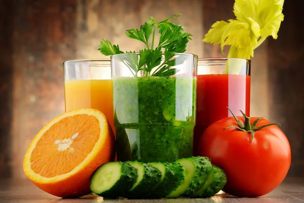 Glasses with fresh organic vegetable and fruit juices — Stock Photo, Image