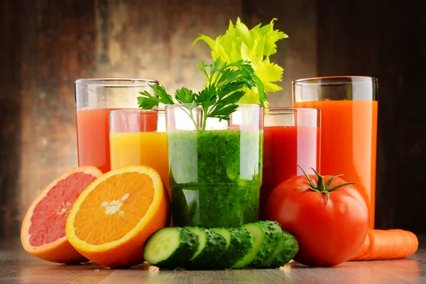 Glasögon med färska ekologiska grönsaker och frukt juice — Stockfoto