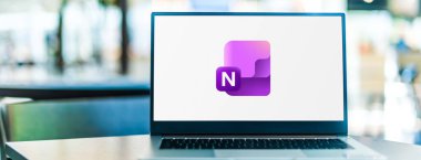 POZNAN, POL - NOV 21, 2025: Microsoft tarafından geliştirilen Office aile yazılımı ve hizmetlerinin bir parçası olan Microsoft OneNote programının logosunu gösteren dizüstü bilgisayar