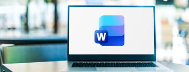 POZNAN, POL - NOV 21, 2025: Microsoft Word 'ün logosunu gösteren dizüstü bilgisayar, Microsoft tarafından geliştirilen bir kelime işlemcisi