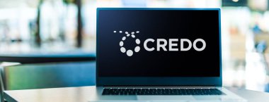POZNAN, POL - 25 Kasım 2025: Credo şirketinin logosunu gösteren dizüstü bilgisayar