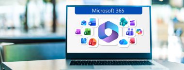 POZNAN, POL - 25 Kasım 2025: Microsoft 365 'in logolarını gösteren dizüstü bilgisayar