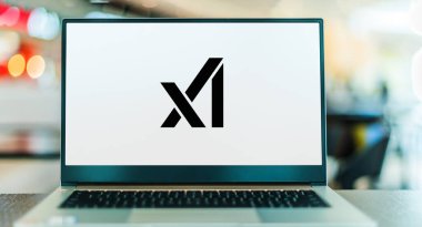 POZNAN, POL - 25 Kasım 2025: X.AI şirketinin logosunu gösteren dizüstü bilgisayar