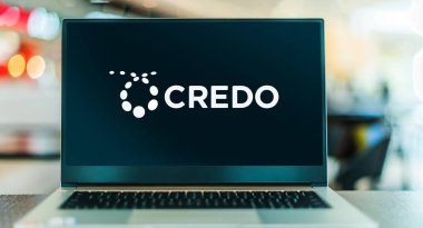 POZNAN, POL - 25 Kasım 2025: Credo şirketinin logosunu gösteren dizüstü bilgisayar