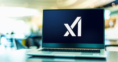 POZNAN, POL - 25 Kasım 2025: X.AI şirketinin logosunu gösteren dizüstü bilgisayar