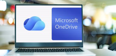 POZNAN, POL - NOV 21, 2025: Microsoft tarafından işletilen bir dosya sunucu servisi ve eşzamanlama servisi olan Microsoft OneDrive 'ın logosunu gösteren laptop