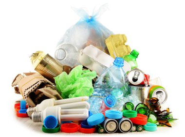 Beyaz üzerine izole edilmiş cam, plastik, metal ve kağıttan oluşan geri dönüşümlü çöp