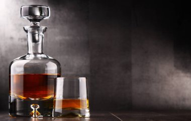 Cam ve sert likör sürahi ile kompozisyon.