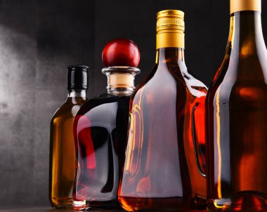 Çeşitli alkollü içeceklerden oluşan bir kompozisyon..