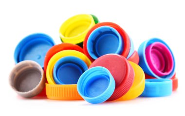 Plastik şişe kapakları beyaz arka planda izole edilmiş.