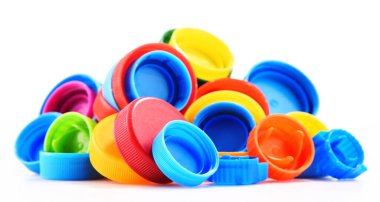 Plastik şişe kapakları beyaz arka planda izole edilmiş.