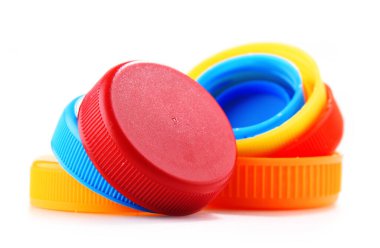 Plastik şişe kapakları beyaz arka planda izole edilmiş.
