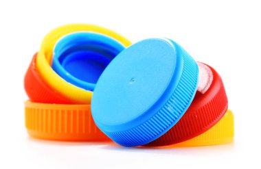 Plastik şişe kapakları beyaz arka planda izole edilmiş.