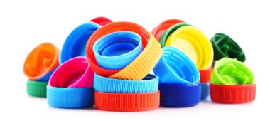 Plastik şişe kapakları beyaz arka planda izole edilmiş.