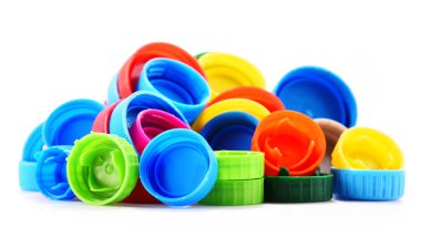 Plastik şişe kapakları beyaz arka planda izole edilmiş.