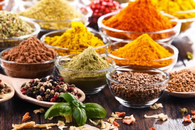 Mutfak masasında çeşitli baharat ve bitkiler var..