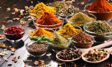 Mutfak masasında çeşitli baharat ve bitkiler var..